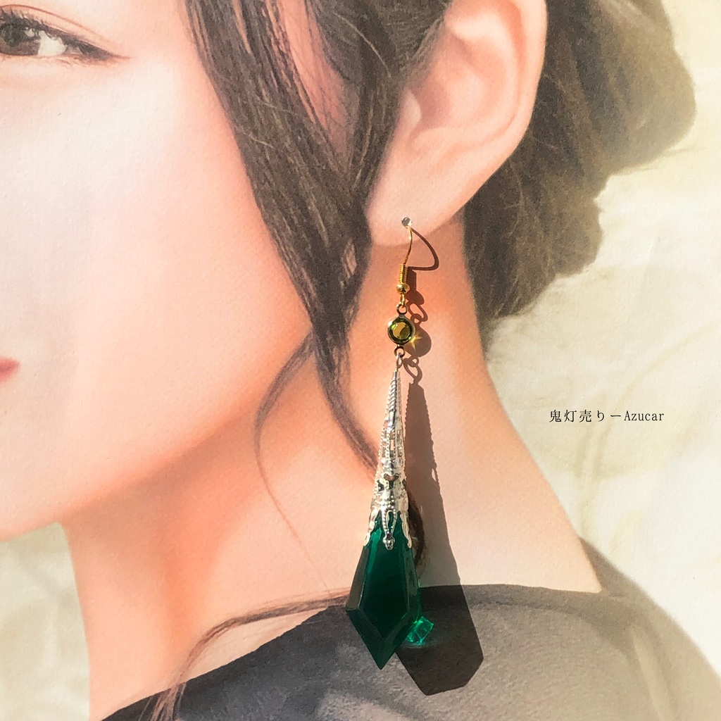 エメラルド色のペンデュラムに蓄光三日月と歯車封入したペリドット色のスチームパンクオルゴナイトランタンピアス イヤリング★