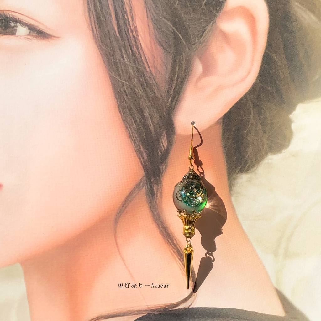 エメラルド色のペンデュラムに蓄光三日月と歯車封入したペリドット色のスチームパンクオルゴナイトランタンピアス イヤリング★