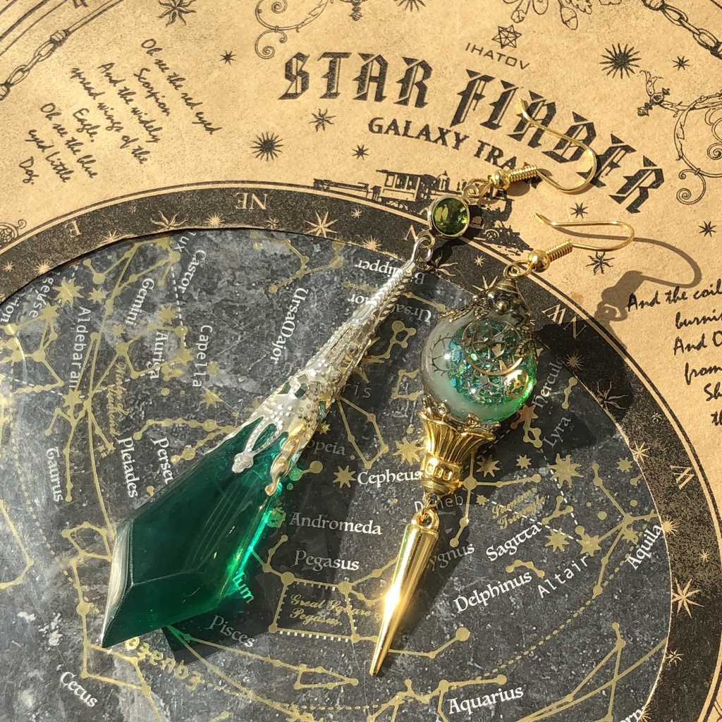 エメラルド色のペンデュラムに蓄光三日月と歯車封入したペリドット色のスチームパンクオルゴナイトランタンピアス イヤリング★