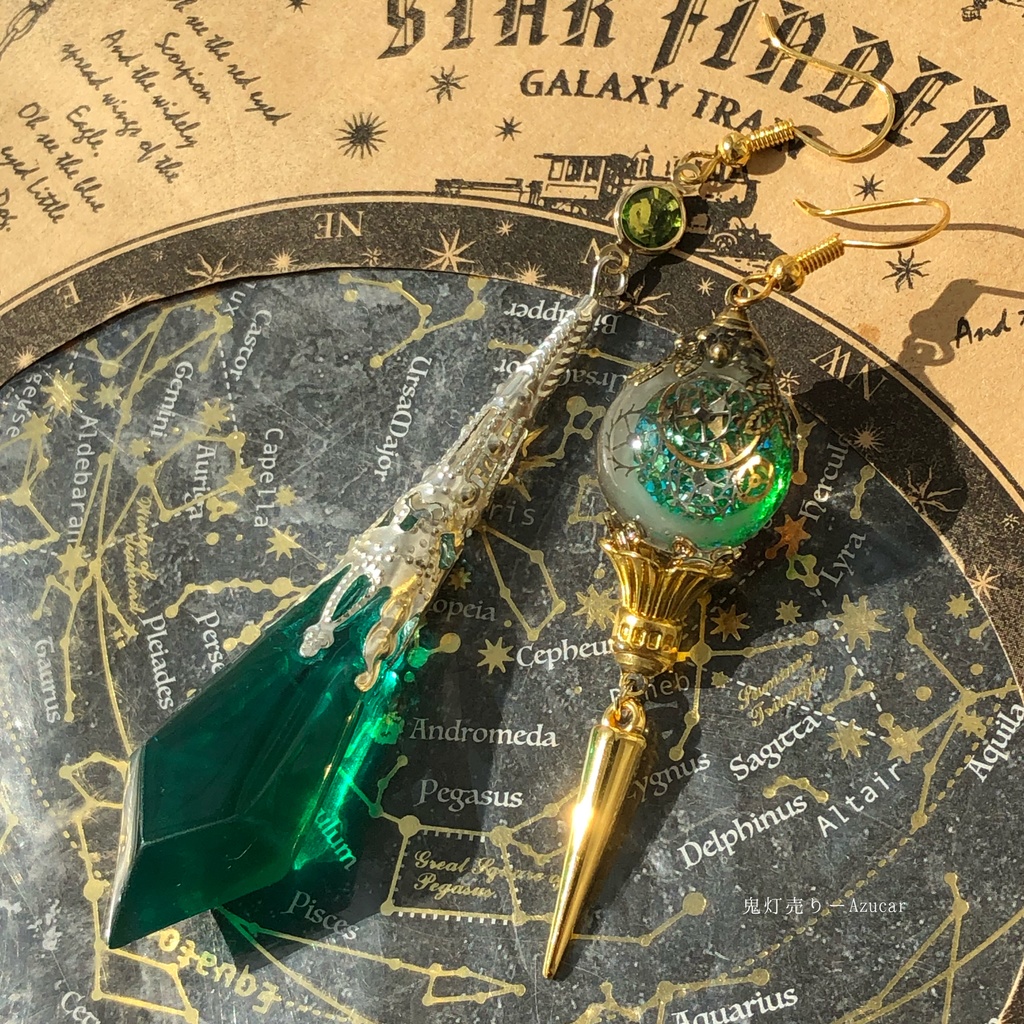 エメラルド色のペンデュラムに蓄光三日月と歯車封入したペリドット色のスチームパンクオルゴナイトランタンピアス イヤリング★