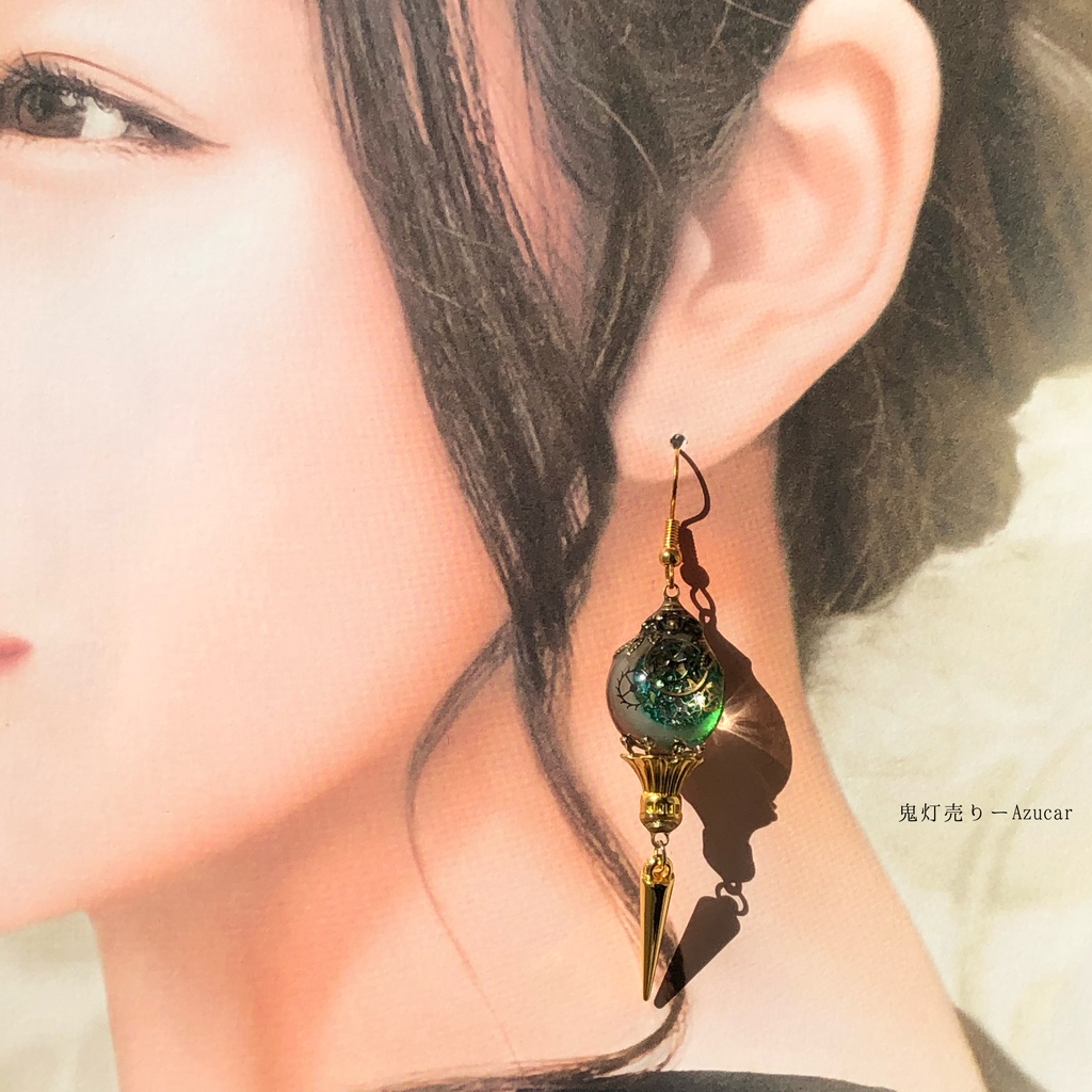 エメラルド色のペンデュラムに蓄光三日月と歯車封入したペリドット色のスチームパンクオルゴナイトランタンピアス イヤリング★