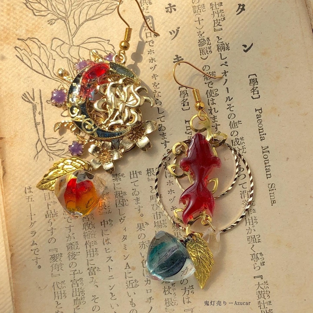 金魚に九尾狐舞い踊り、鬼灯咲く 色変化勿忘草と雫付きの和風ピアス イヤリング★ 和装小物 着物や浴衣 袴 普段使いにも。