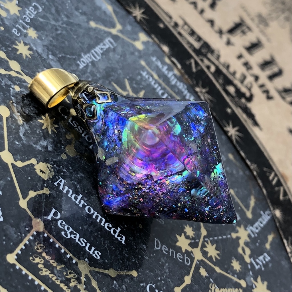 ファイアオパールの光を集めて 宇宙レジン蓄光するオルゴナイトネックレス★ 八面体 フローライト見る角度で色変化 宇宙の御守り