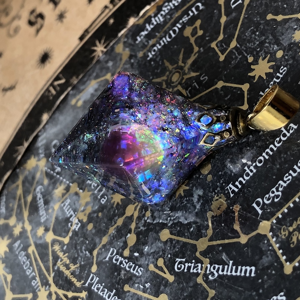 ファイアオパールの光を集めて 宇宙レジン蓄光するオルゴナイトネックレス★ 八面体 フローライト見る角度で色変化 宇宙の御守り