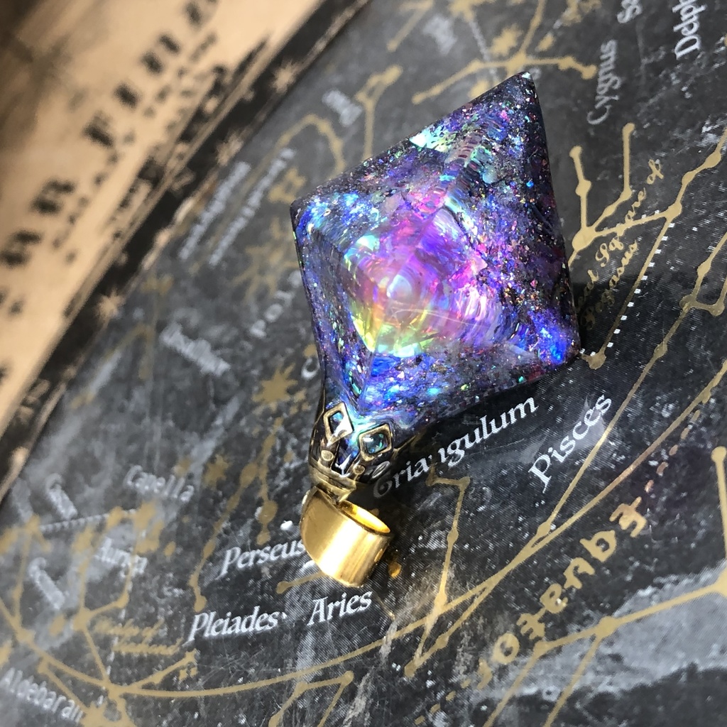 ファイアオパールの光を集めて 宇宙レジン蓄光するオルゴナイトネックレス★ 八面体 フローライト見る角度で色変化 宇宙の御守り