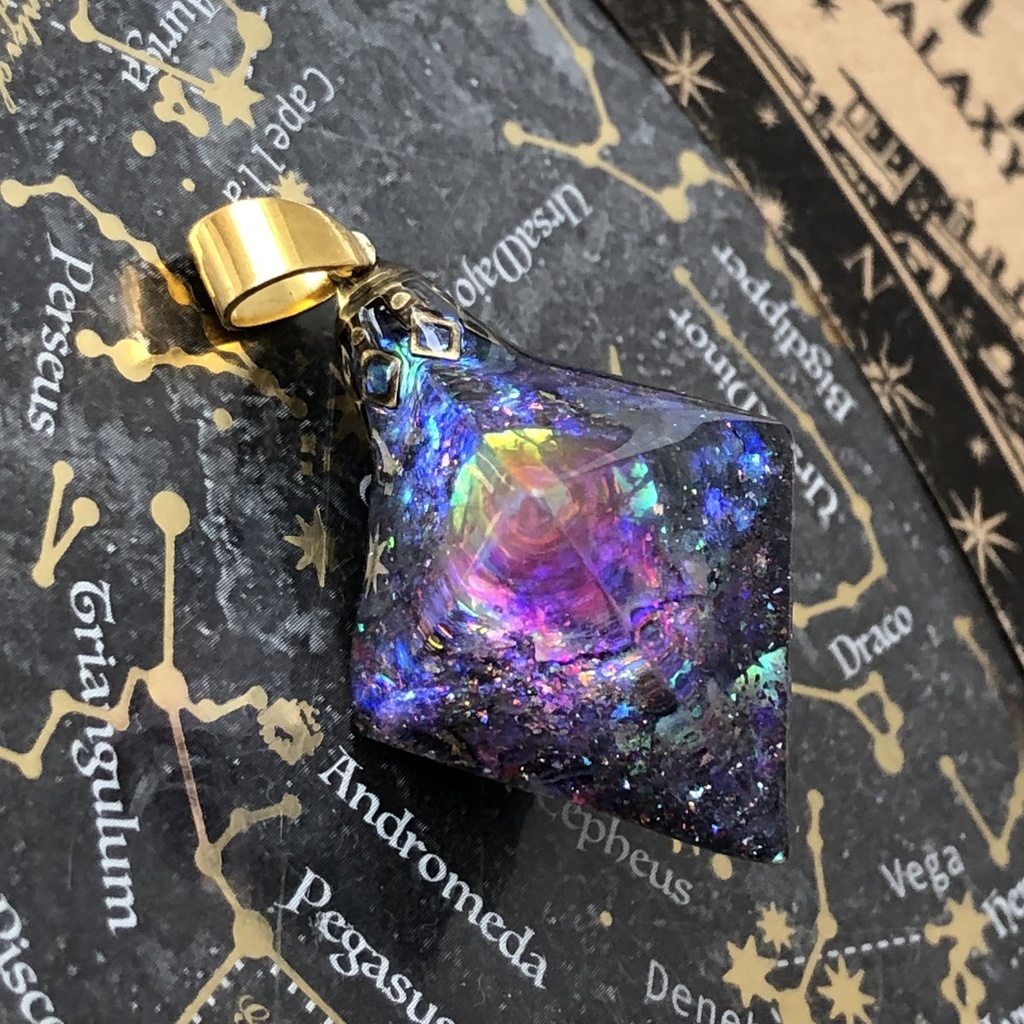 ファイアオパールの光を集めて 宇宙レジン蓄光するオルゴナイトネックレス★ 八面体 フローライト見る角度で色変化 宇宙の御守り