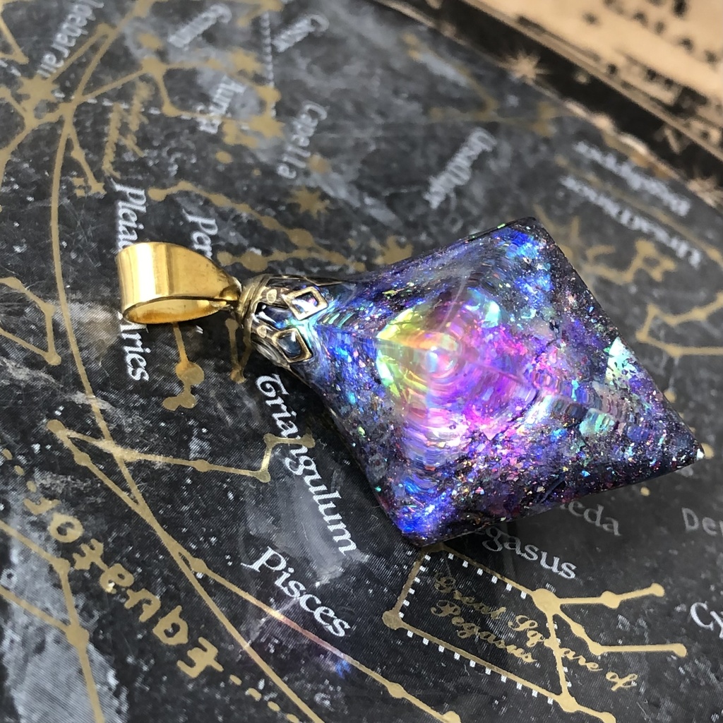 ファイアオパールの光を集めて 宇宙レジン蓄光するオルゴナイトネックレス★ 八面体 フローライト見る角度で色変化 宇宙の御守り