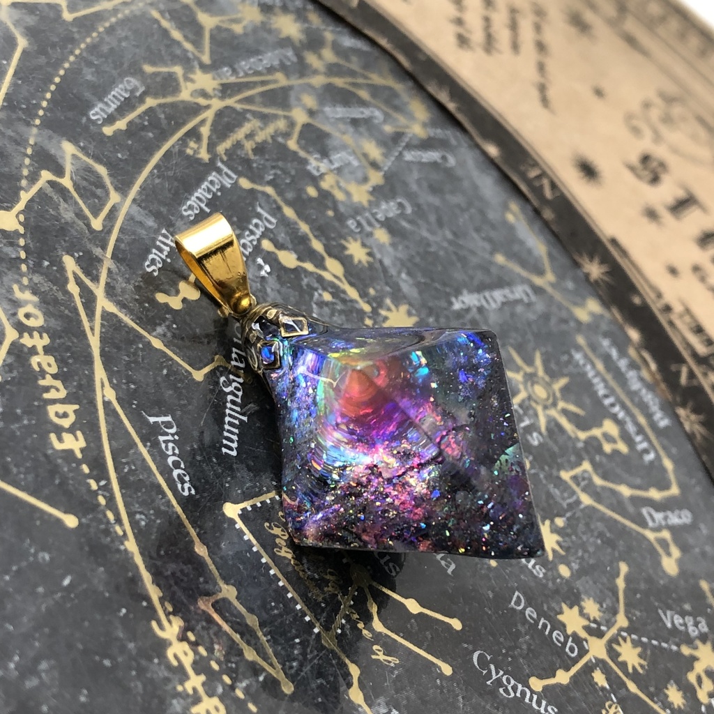 ファイアオパールの光を集めて 宇宙レジン蓄光するオルゴナイトネックレス★ 八面体 フローライト見る角度で色変化 宇宙の御守り