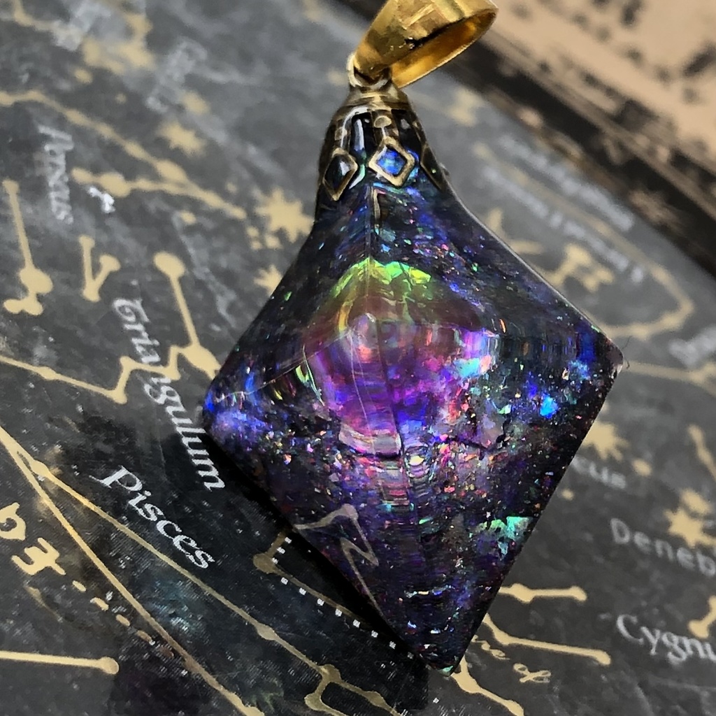 ファイアオパールの光を集めて 宇宙レジン蓄光するオルゴナイトネックレス★ 八面体 フローライト見る角度で色変化 宇宙の御守り