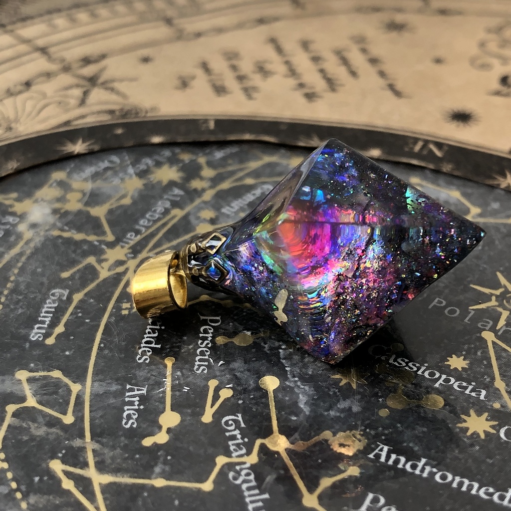 ファイアオパールの光を集めて 宇宙レジン蓄光するオルゴナイトネックレス★ 八面体 フローライト見る角度で色変化 宇宙の御守り