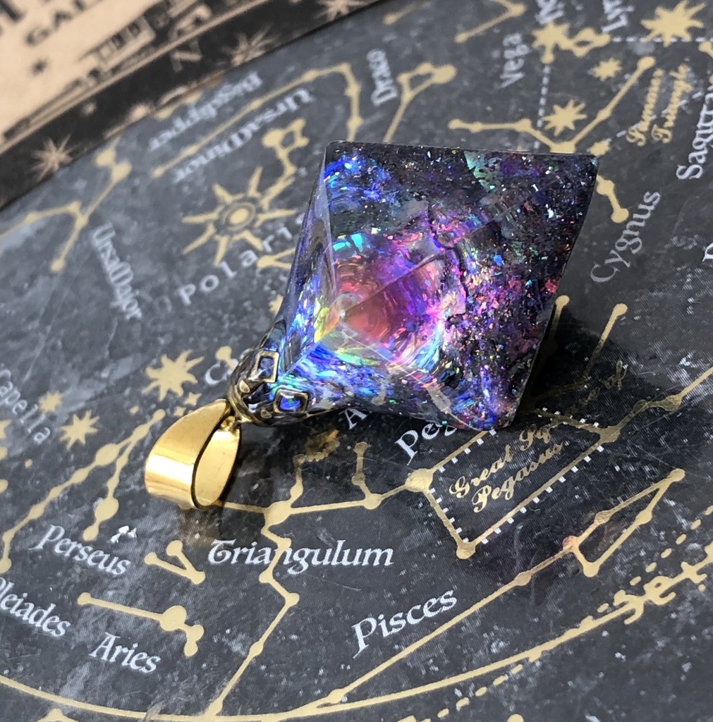 ファイアオパールの光を集めて 宇宙レジン蓄光するオルゴナイトネックレス★ 八面体 フローライト見る角度で色変化 宇宙の御守り
