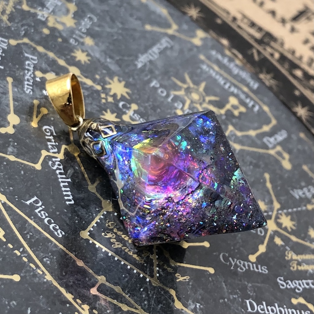 ファイアオパールの光を集めて 宇宙レジン蓄光するオルゴナイトネックレス★ 八面体 フローライト見る角度で色変化 宇宙の御守り