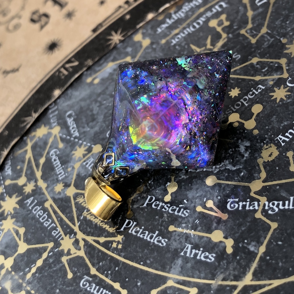 ファイアオパールの光を集めて 宇宙レジン蓄光するオルゴナイトネックレス★ 八面体 フローライト見る角度で色変化 宇宙の御守り