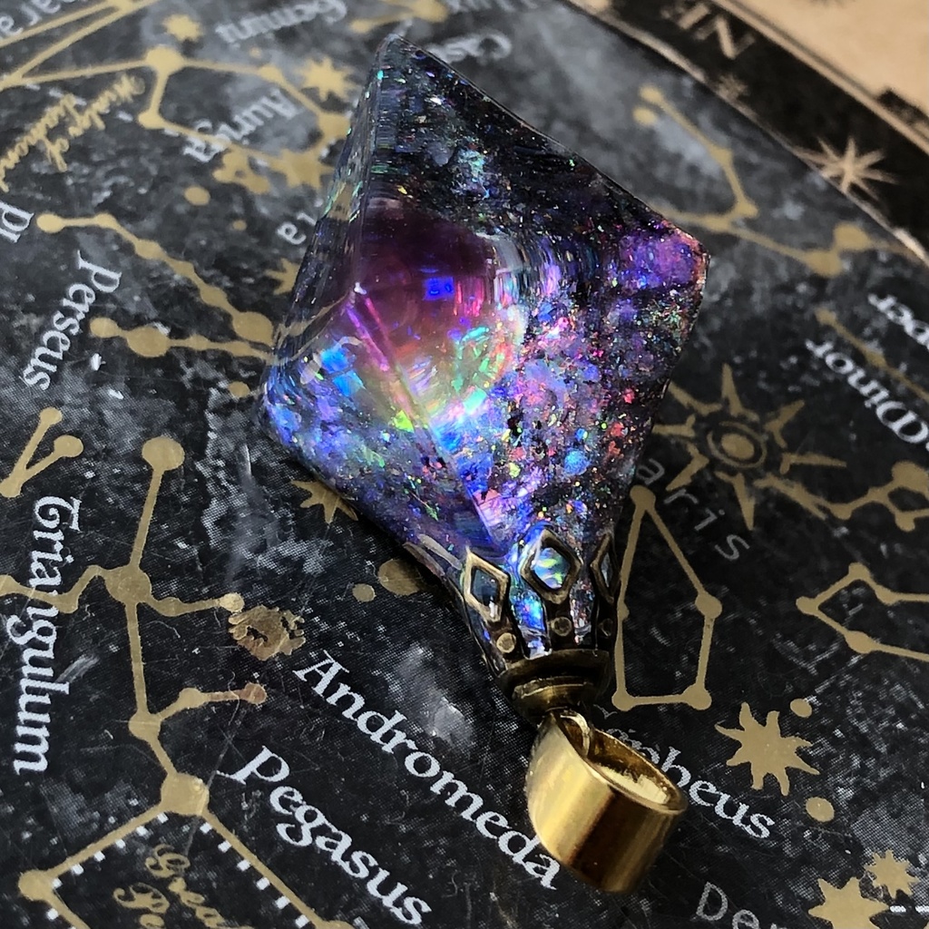 ファイアオパールの光を集めて 宇宙レジン蓄光するオルゴナイトネックレス★ 八面体 フローライト見る角度で色変化 宇宙の御守り