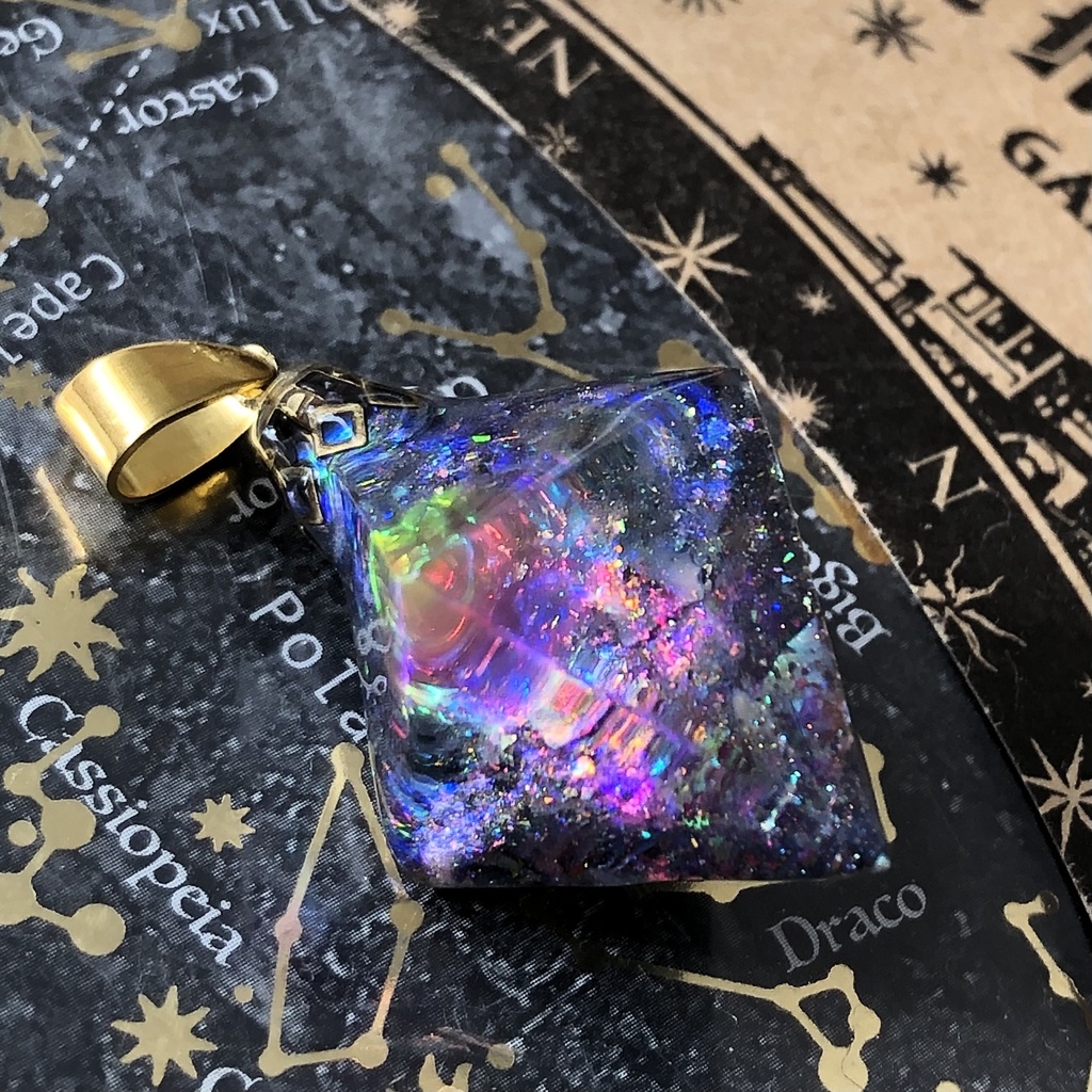 ファイアオパールの光を集めて 宇宙レジン蓄光するオルゴナイトネックレス★ 八面体 フローライト見る角度で色変化 宇宙の御守り