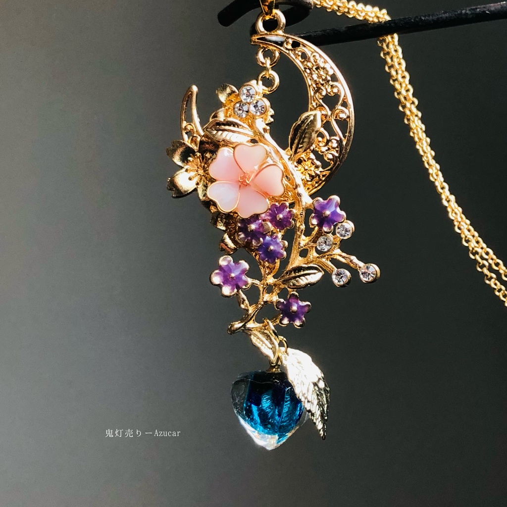 桜と勿忘草と蓄光蒼鬼灯と。 色変化勿忘草とレジン鬼灯の少し大ぶりネックレス 桜付き アンティーク調