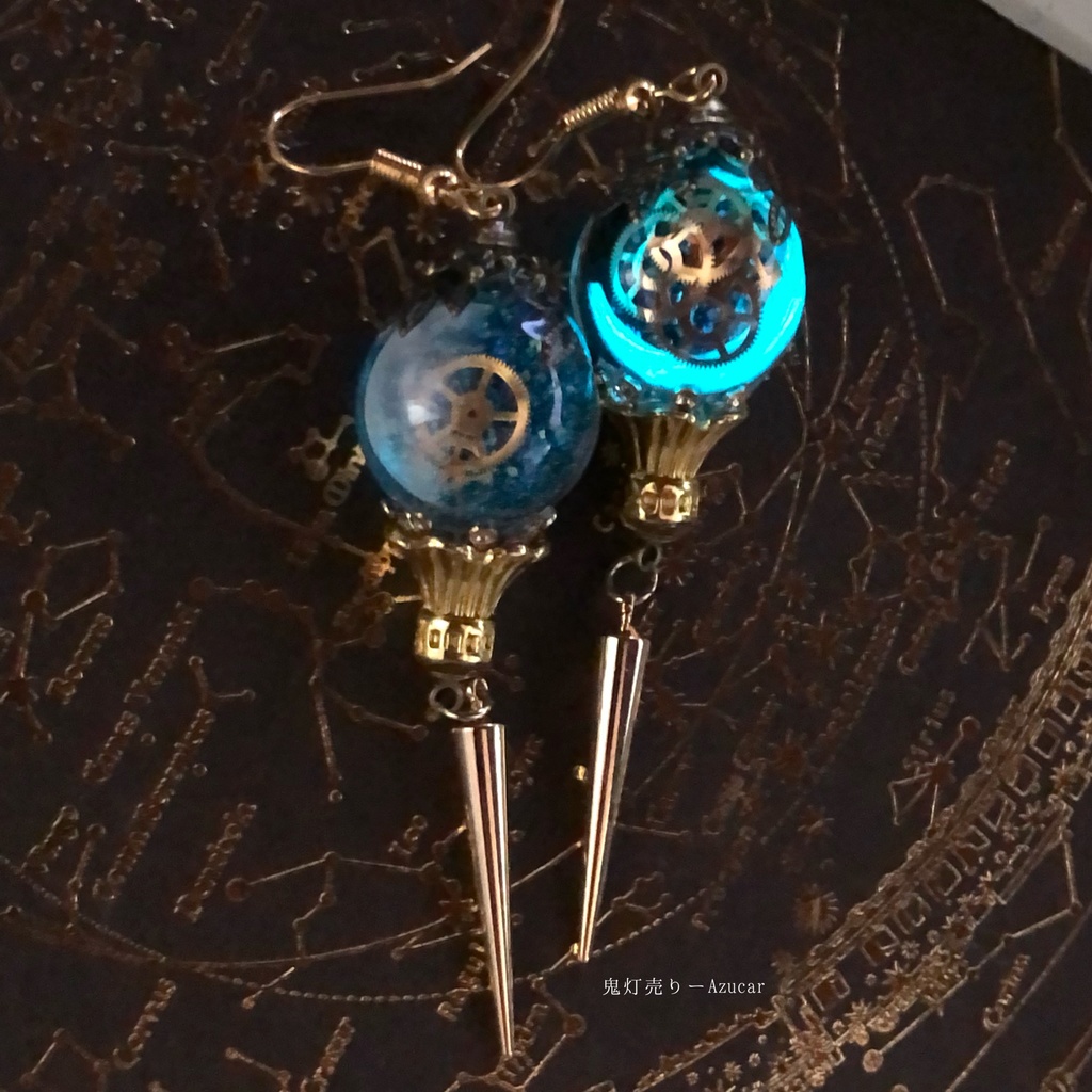 星夜を動かす歯車の蓄光上弦の月と三日月ランタン スチームパンクのミニオルゴナイトピアス イヤリング★ 球体宇宙レジン メンズアクセサリーにも★