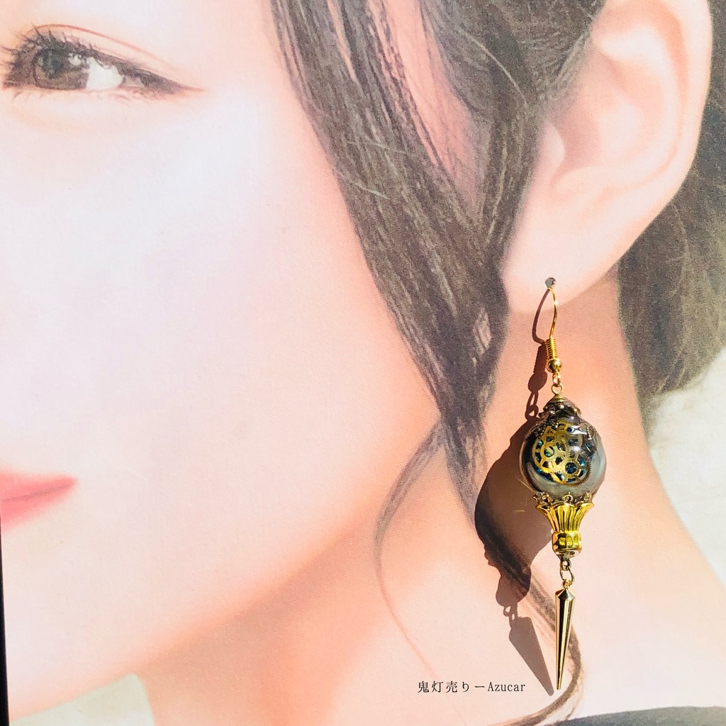 星夜を動かす歯車の蓄光上弦の月と三日月ランタン スチームパンクのミニオルゴナイトピアス イヤリング★ 球体宇宙レジン メンズアクセサリーにも★