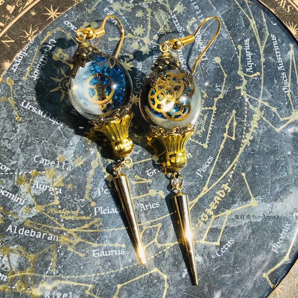 星夜を動かす歯車の蓄光上弦の月と三日月ランタン スチームパンクのミニオルゴナイトピアス イヤリング★ 球体宇宙レジン メンズアクセサリーにも★