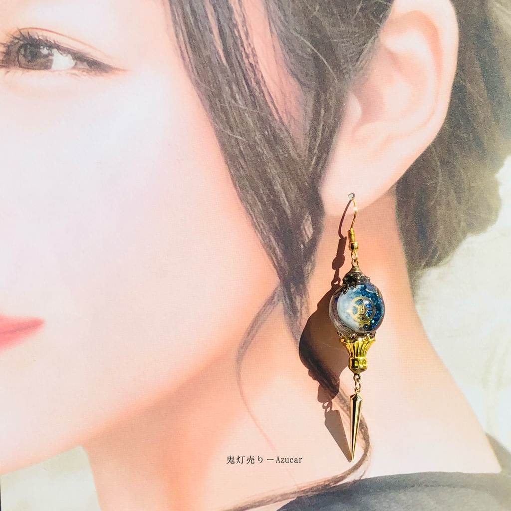 星夜を動かす歯車の蓄光上弦の月と三日月ランタン スチームパンクのミニオルゴナイトピアス イヤリング★ 球体宇宙レジン メンズアクセサリーにも★