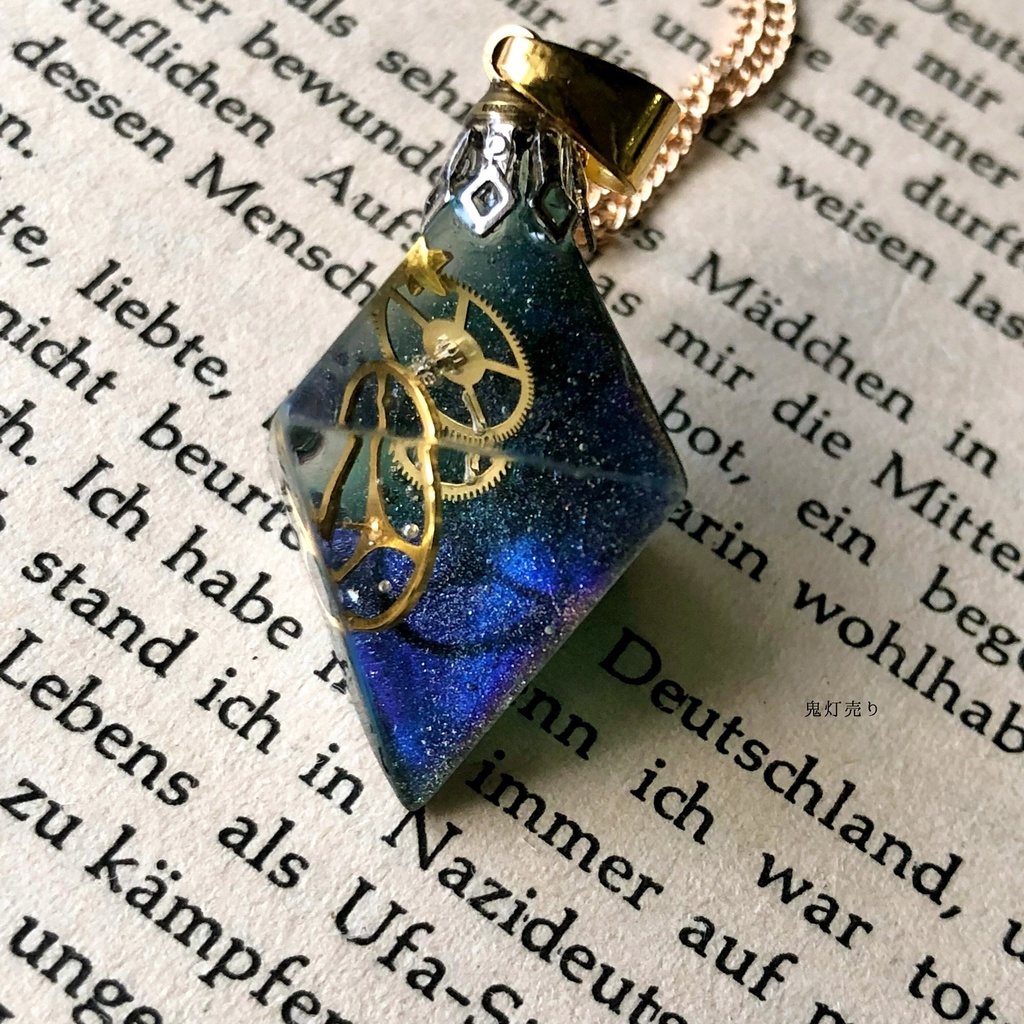 宇宙とは何か。 八面体ネックレス 八面体フローライトレジン鉱石