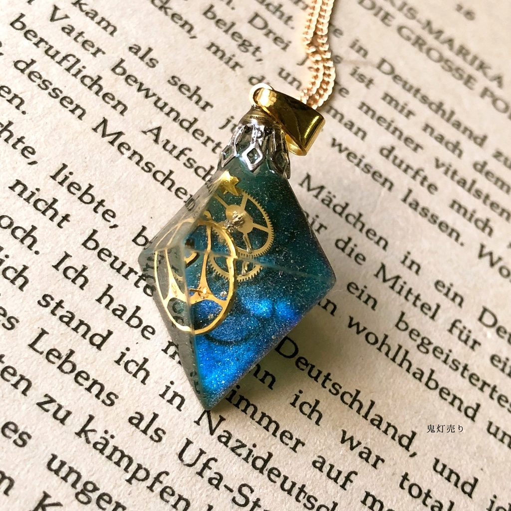 宇宙とは何か。 八面体ネックレス 八面体フローライトレジン鉱石