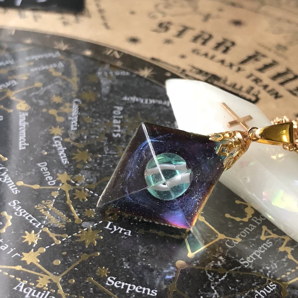 宇宙に見える夕日 八面体ネックレス 八面体フローライトレジン鉱石