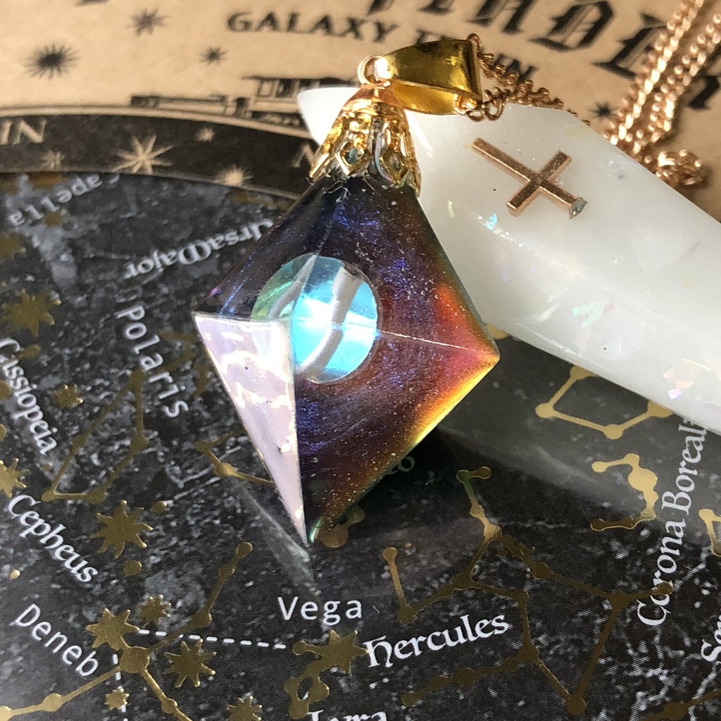 宇宙に見える夕日 八面体ネックレス 八面体フローライトレジン鉱石