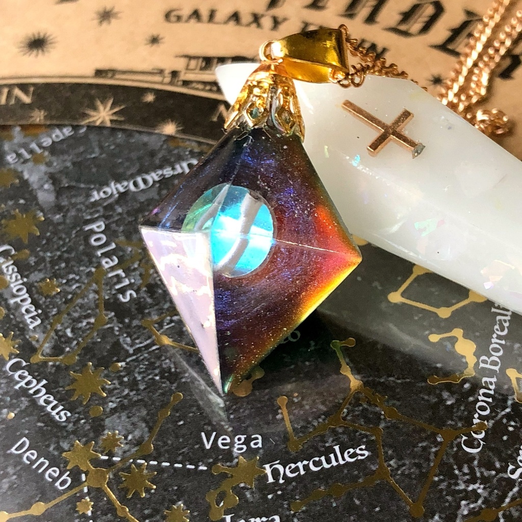 宇宙に見える夕日 八面体ネックレス 八面体フローライトレジン鉱石