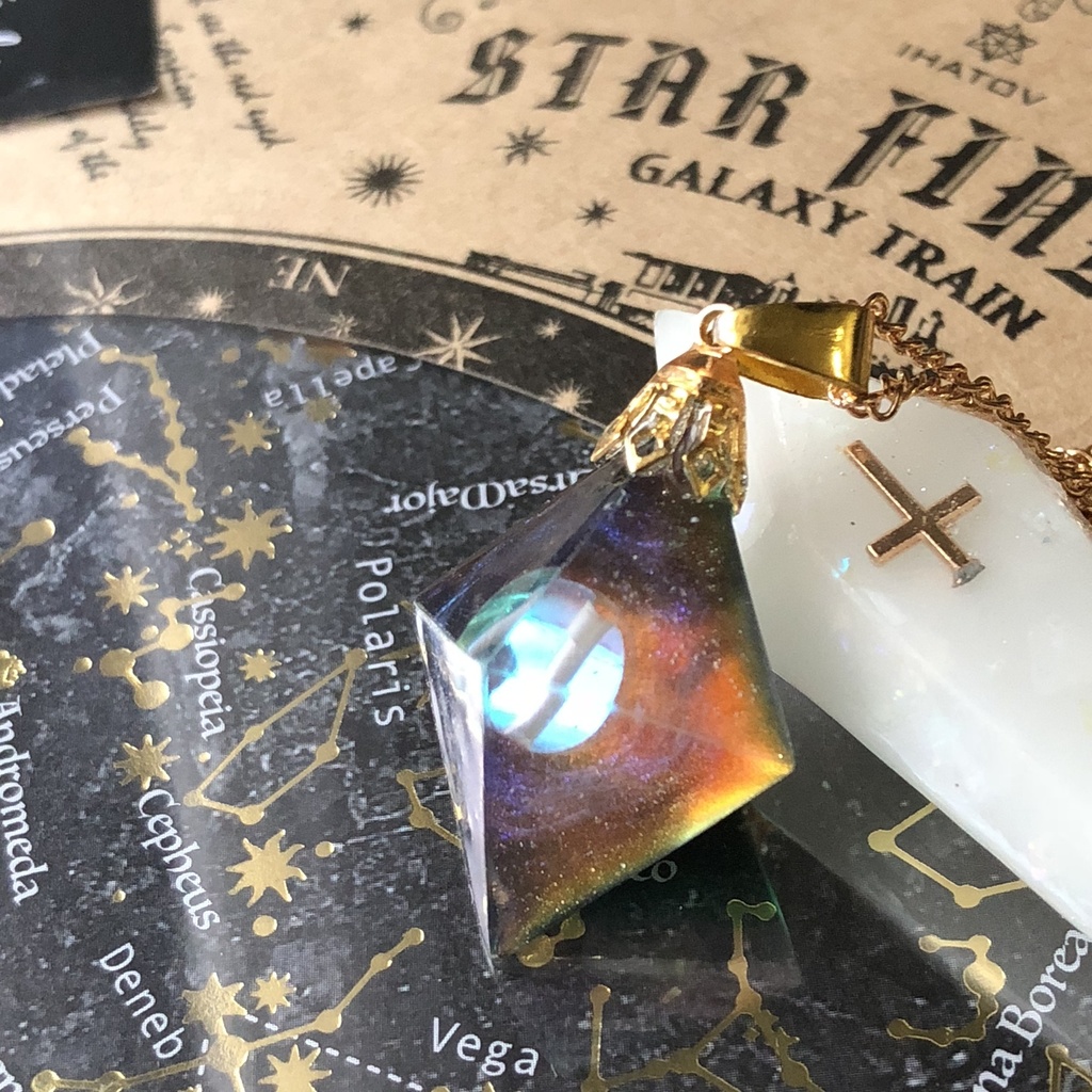 宇宙に見える夕日 八面体ネックレス 八面体フローライトレジン鉱石