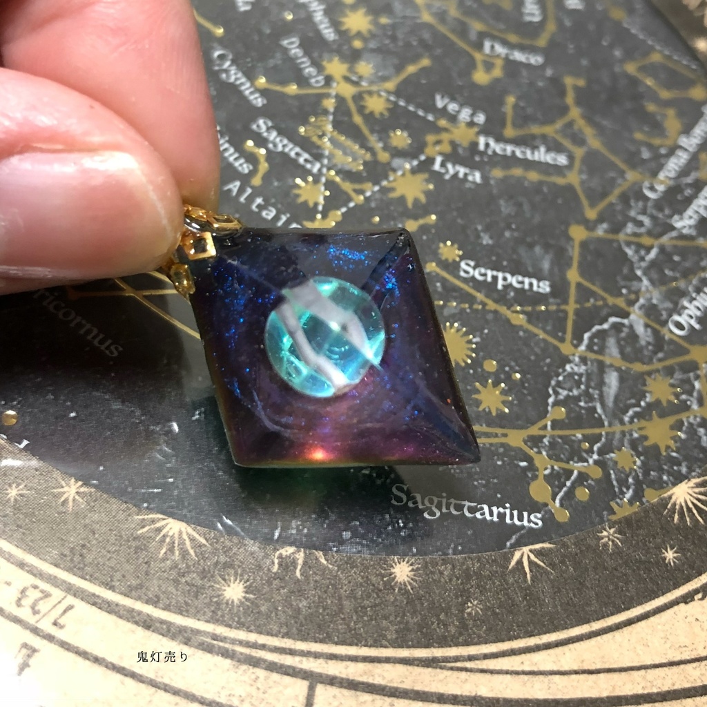 宇宙に見える夕日 八面体ネックレス 八面体フローライトレジン鉱石