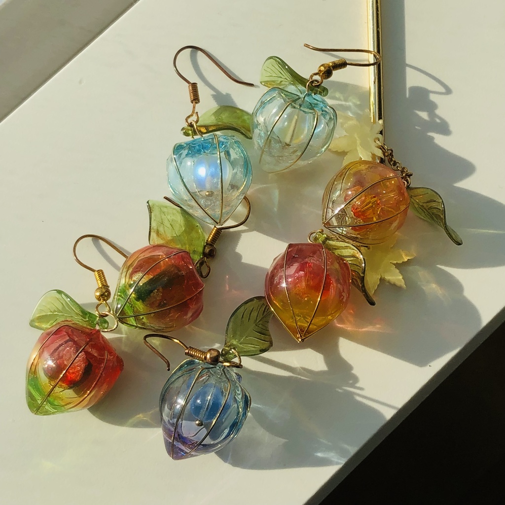 紅オレンジ黄緑の鬼灯 蓄光ホタルガラス入り、和風ピアス イヤリング 和装小物や普段使いにも★ ワイヤー使用したディップアート調レジンほおずき☆