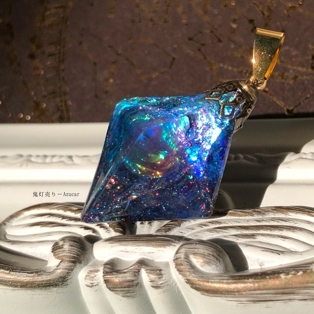 煌めく宇宙の光を集めて。ネックレス 蓄光宇宙レジン オルゴナイト 八面体 見る角度で偏光 宇宙の御守り