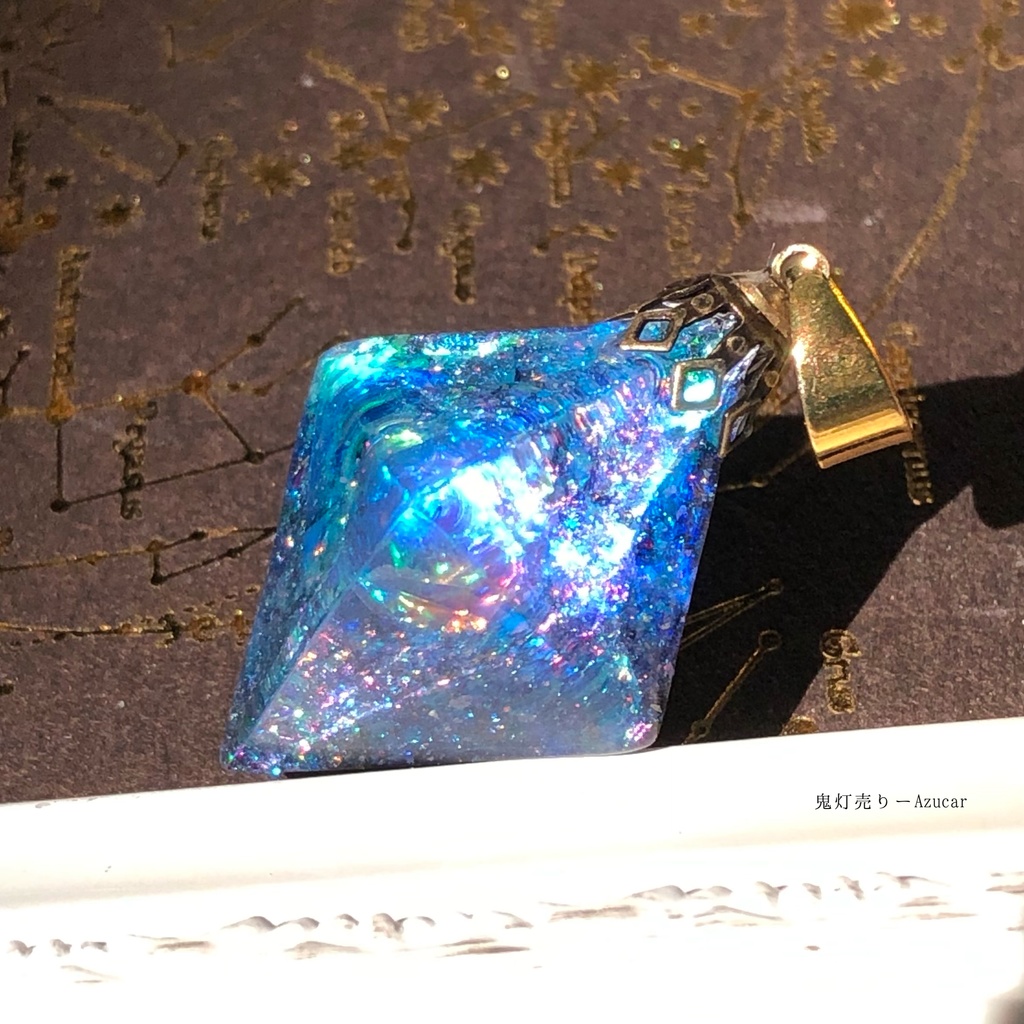 煌めく宇宙の光を集めて。ネックレス 蓄光宇宙レジン オルゴナイト 八面体 見る角度で偏光 宇宙の御守り