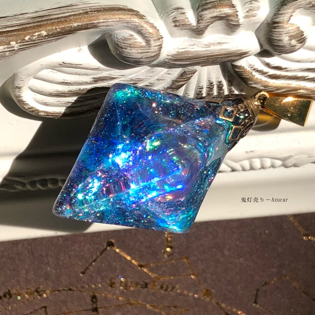 煌めく宇宙の光を集めて。ネックレス 蓄光宇宙レジン オルゴナイト 八面体 見る角度で偏光 宇宙の御守り