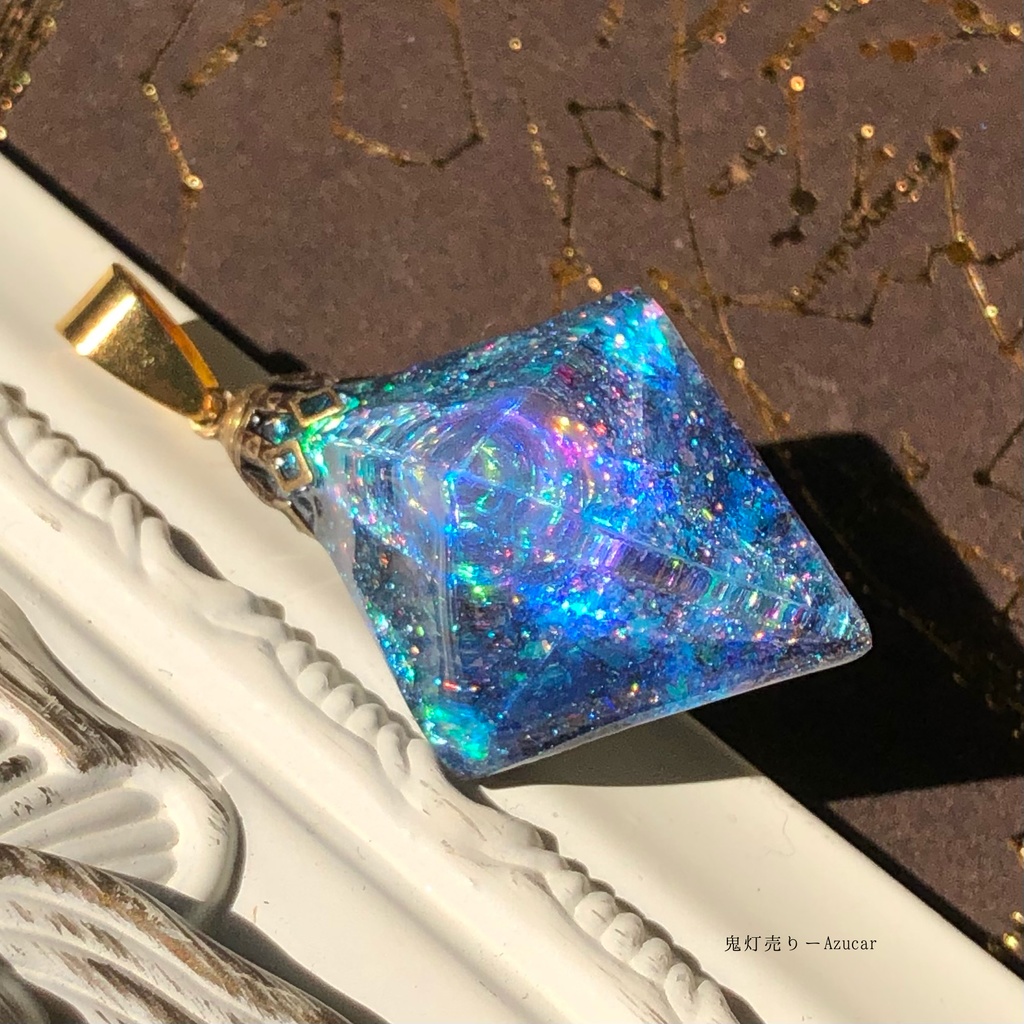 煌めく宇宙の光を集めて。ネックレス 蓄光宇宙レジン オルゴナイト 八面体 見る角度で偏光 宇宙の御守り