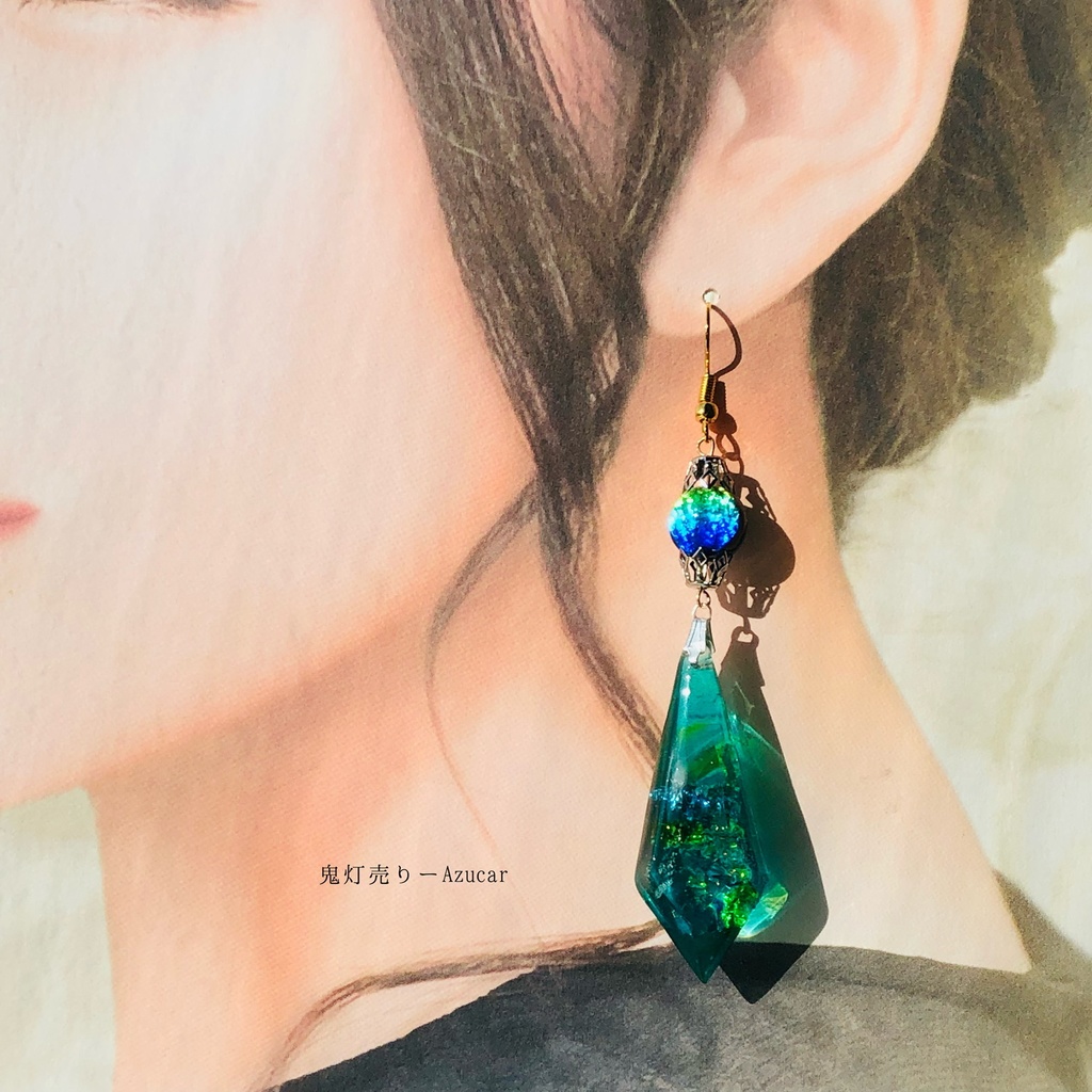 エメラルドとトパーズのペンデュラムピアス イヤリング シャンデリア レジン鉱石の琉球ガラス封入☆ 蓄光蛍ガラス付き★