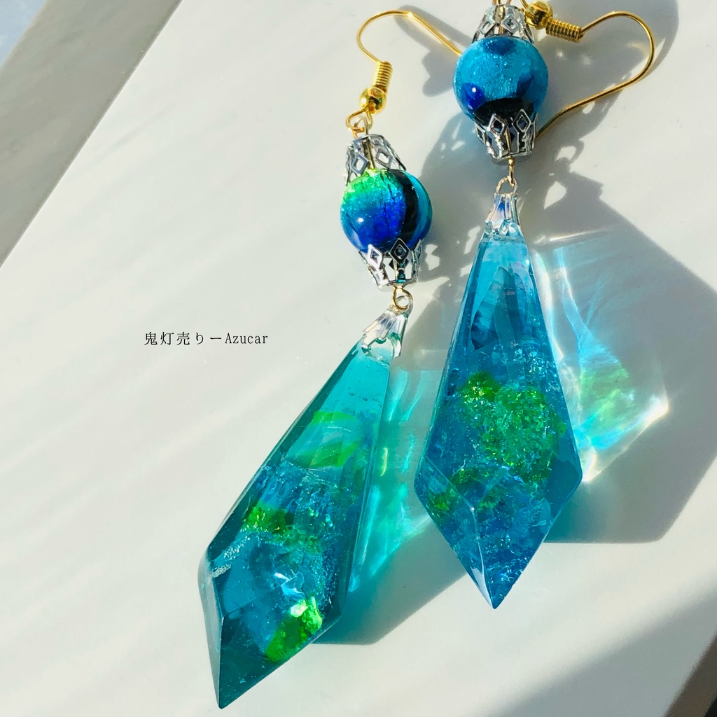 エメラルドとトパーズのペンデュラムピアス イヤリング シャンデリア レジン鉱石の琉球ガラス封入☆ 蓄光蛍ガラス付き★