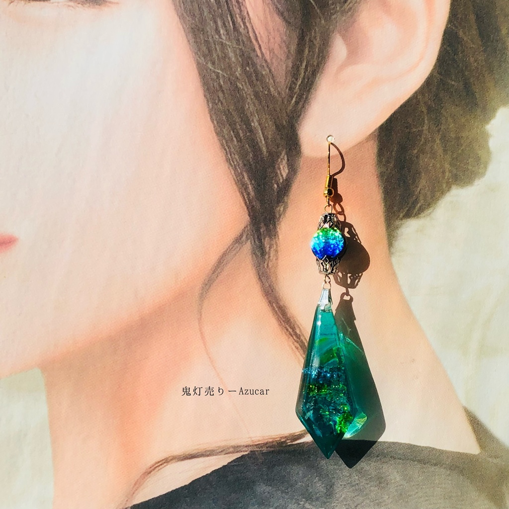 エメラルドとトパーズのペンデュラムピアス イヤリング シャンデリア レジン鉱石の琉球ガラス封入☆ 蓄光蛍ガラス付き★