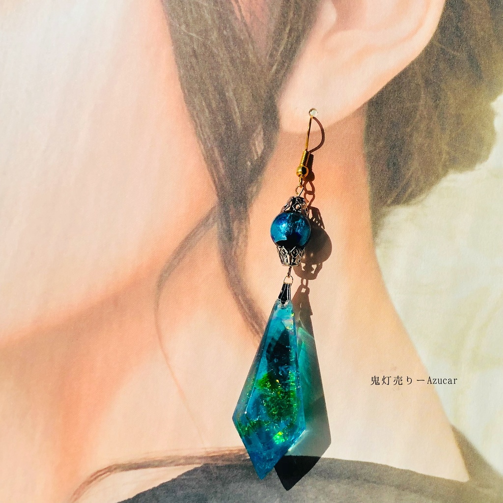 エメラルドとトパーズのペンデュラムピアス イヤリング シャンデリア レジン鉱石の琉球ガラス封入☆ 蓄光蛍ガラス付き★