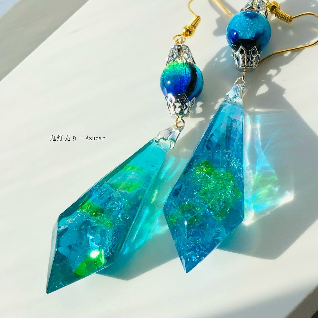 エメラルドとトパーズのペンデュラムピアス イヤリング シャンデリア レジン鉱石の琉球ガラス封入☆ 蓄光蛍ガラス付き★