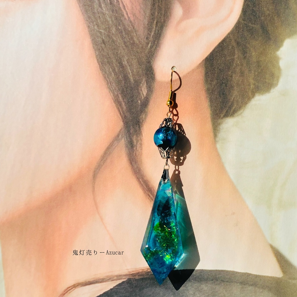 エメラルドとトパーズのペンデュラムピアス イヤリング シャンデリア レジン鉱石の琉球ガラス封入☆ 蓄光蛍ガラス付き★