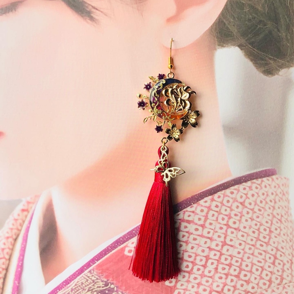彼岸花柄の狐面と鬼灯と九尾狐、タッセルの和風ピアス イヤリング
