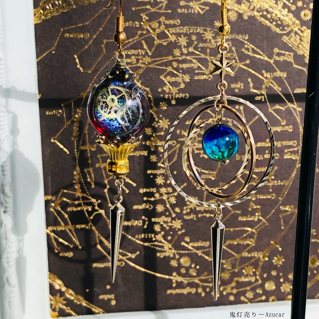 魔法使いの魔法陣ランタンと天球儀の宇宙ピアス イヤリング★ ガーネット色の空に歯車封入☆ スチームパンク、蓄光ホタルガラス使用★