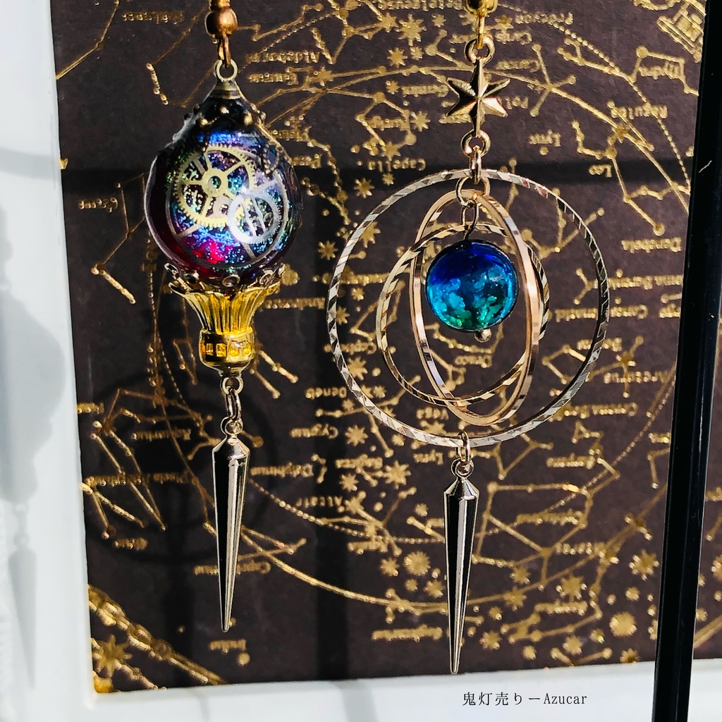 魔法使いの魔法陣ランタンと天球儀の宇宙ピアス イヤリング★ ガーネット色の空に歯車封入☆ スチームパンク、蓄光ホタルガラス使用★