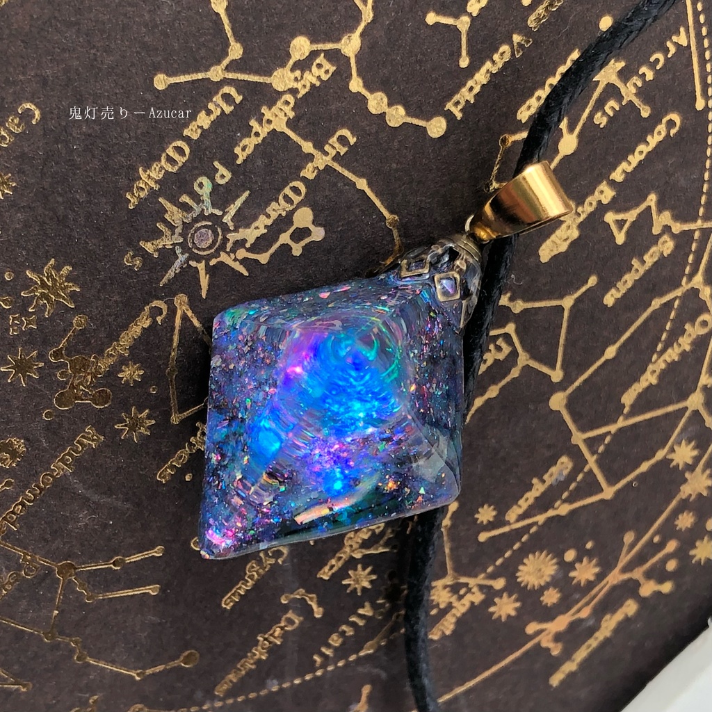 バイカラーサファイアの光を集めて。 オルゴナイト蓄光宇宙レジンネックレス