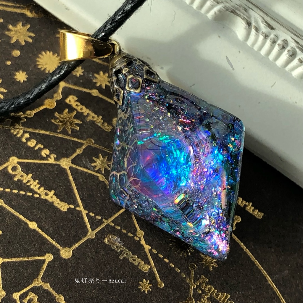 バイカラーサファイアの光を集めて。 オルゴナイト蓄光宇宙レジンネックレス