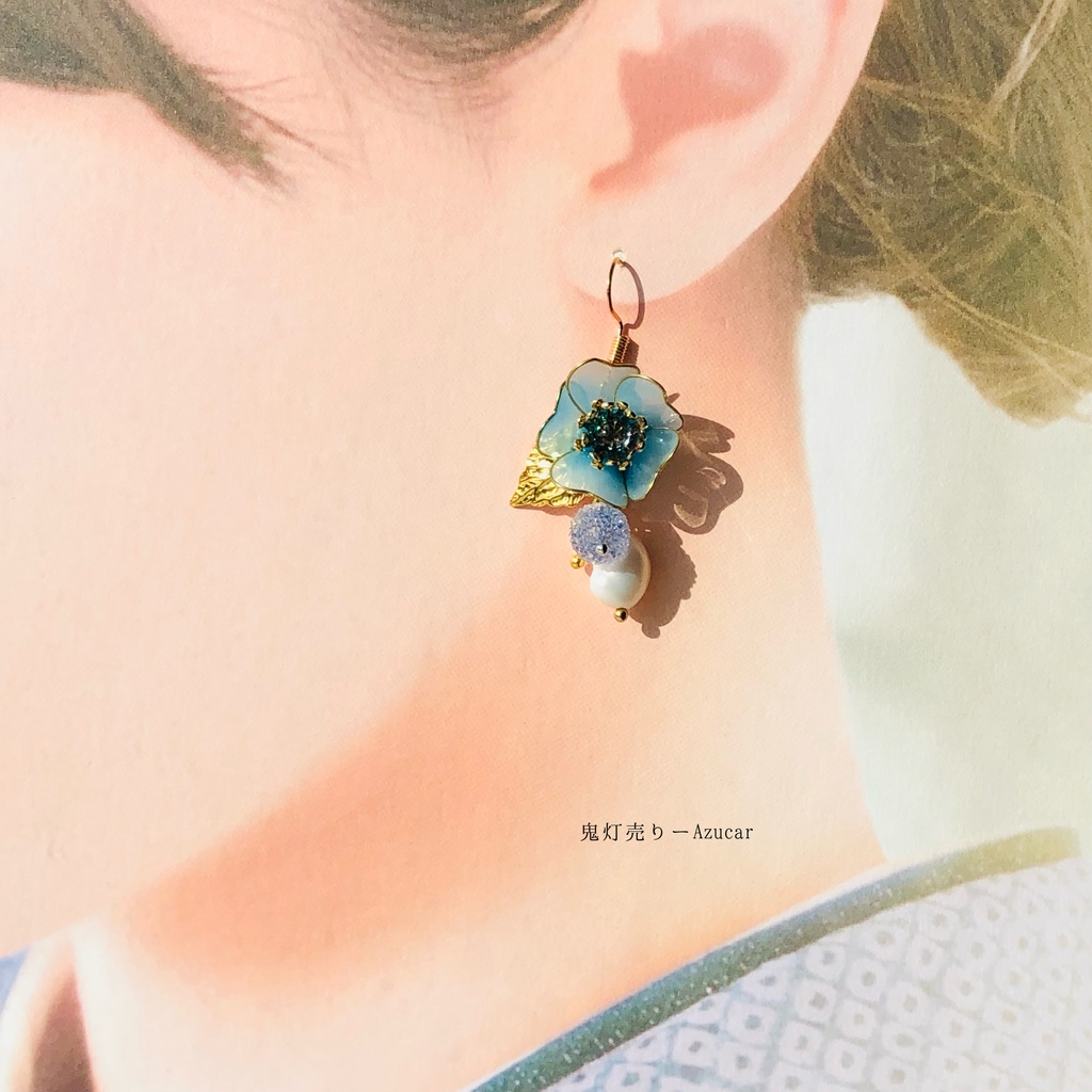水色桜と青リンゴの和風ピアス イヤリング レジンとワイヤー使ったディップアート、マニキュアフラワー調☆