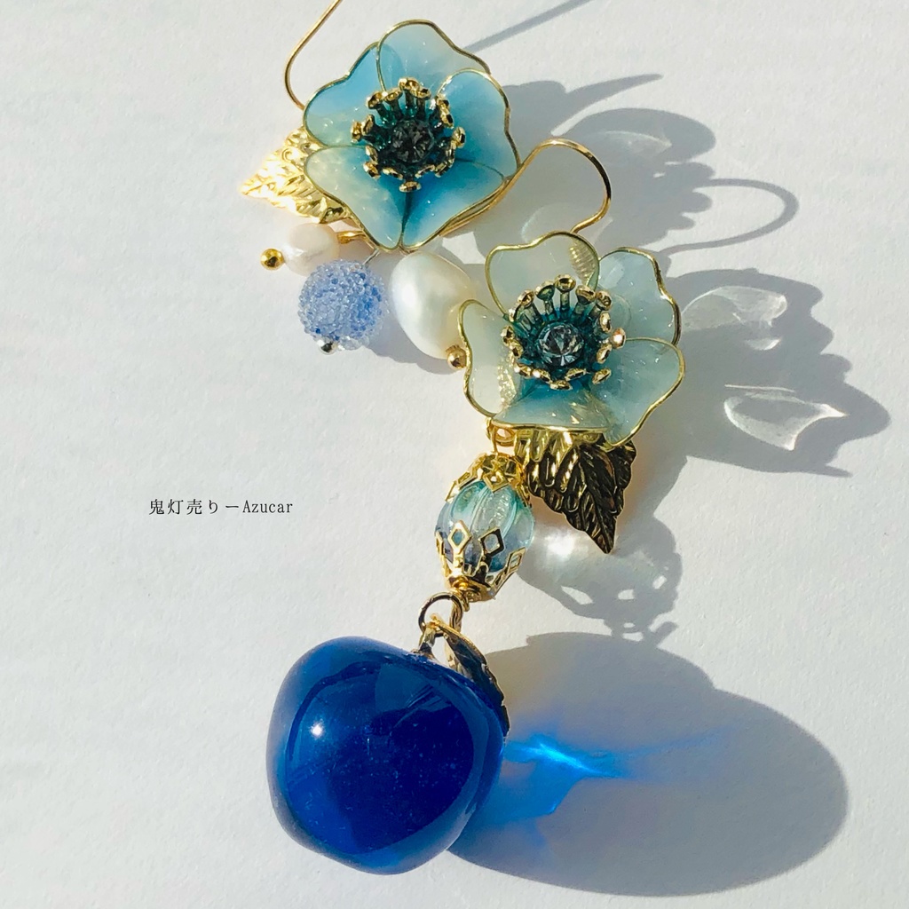 水色桜と青リンゴの和風ピアス イヤリング レジンとワイヤー使ったディップアート、マニキュアフラワー調☆