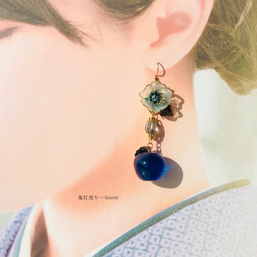 水色桜と青リンゴの和風ピアス イヤリング レジンとワイヤー使ったディップアート、マニキュアフラワー調☆